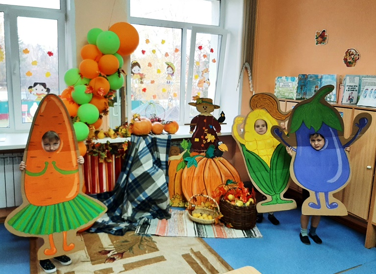 Где в первую очередь проводится оформление детского сада на тему «осень»