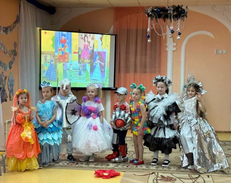 В Ростовской области школьники создали коллекцию платьев из бытового мусора